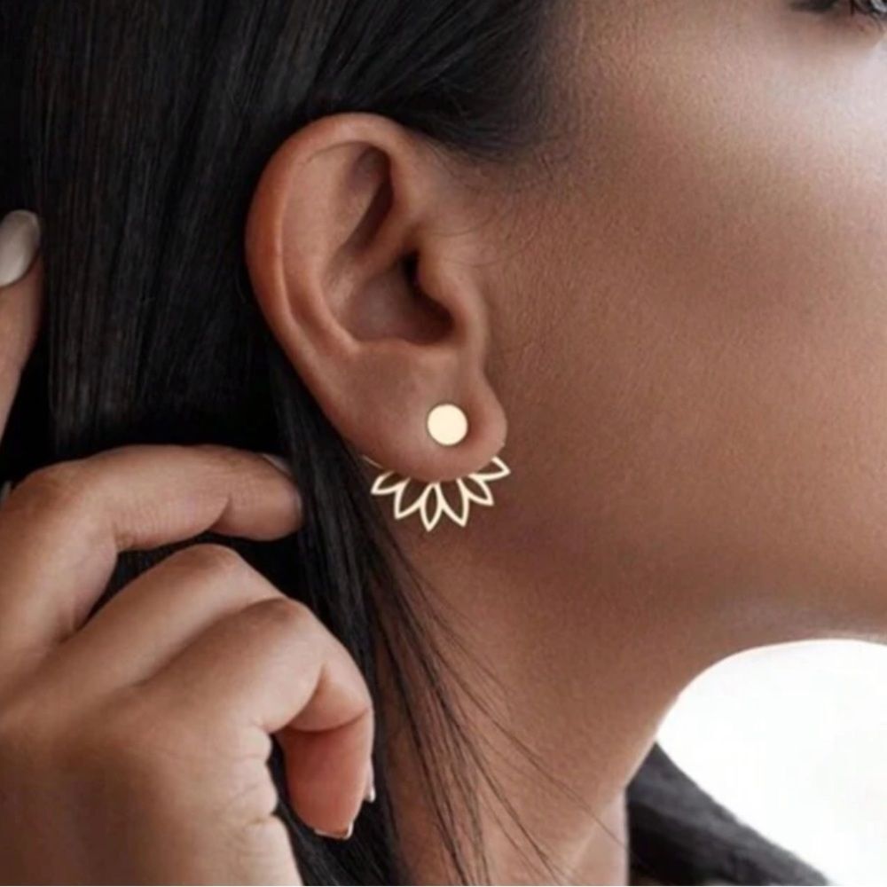 Elegant Gold Stud Earrings R73